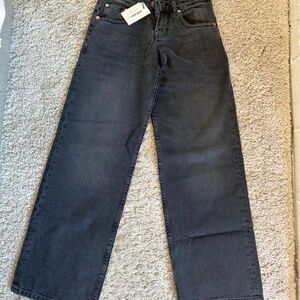 Motel woman’s jeams